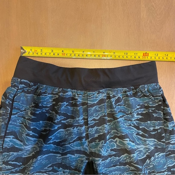Lululemon T.H.E. Short Linerless 9" Short Tiger Camo Multi Blue - Picture 13 of 13